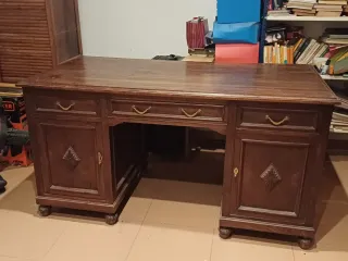 Escritorio antiguo de madera elegante
