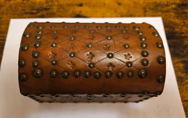 Cofre madera y cuero con clavos