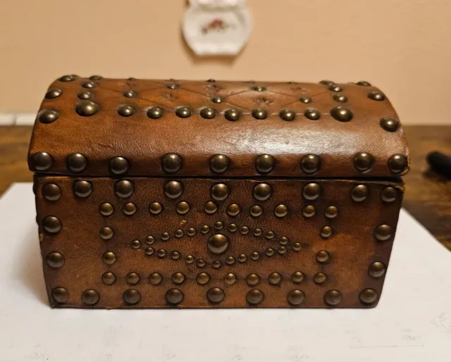 Cofre madera y cuero con clavos