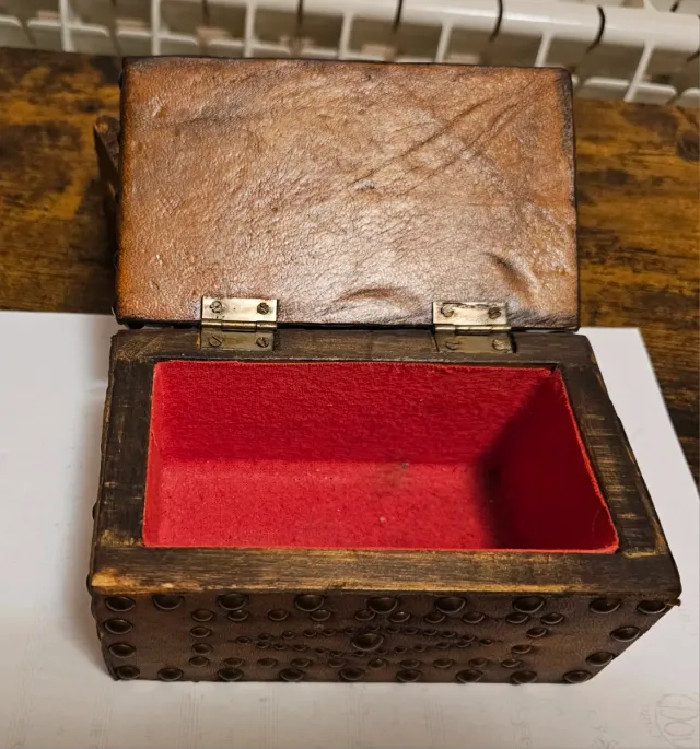 Cofre madera y cuero con clavos