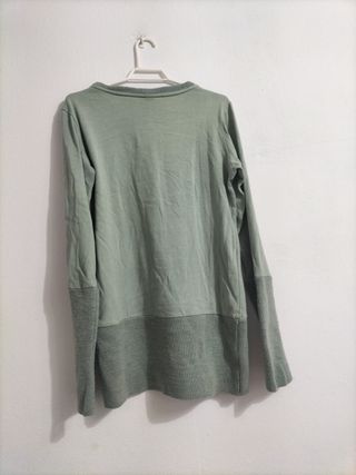 Jersey verde con dibujo de niña