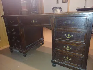Escritorio antiguo de madera elegante