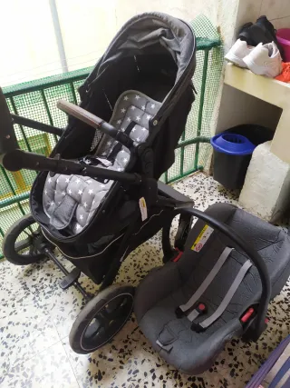 Cochecito de bebé y silla de coche casi nuevo