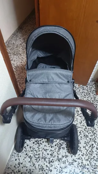 Cochecito de bebé y silla de coche casi nuevo
