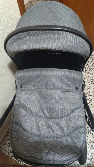 Cochecito de bebé y silla de coche casi nuevo