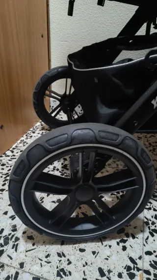 Cochecito de bebé y silla de coche casi nuevo