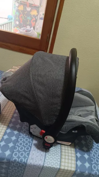 Cochecito de bebé y silla de coche casi nuevo