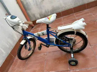 Bicicleta infantil azul y blanca