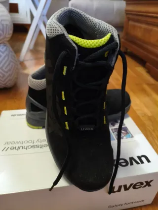 Botas de seguridad Uvex negras y grises