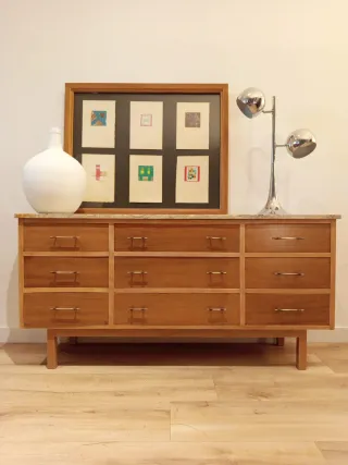 CÓMODA MID CENTURY SOBRE DE MÁRMOL.