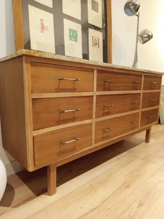 CÓMODA MID CENTURY SOBRE DE MÁRMOL.