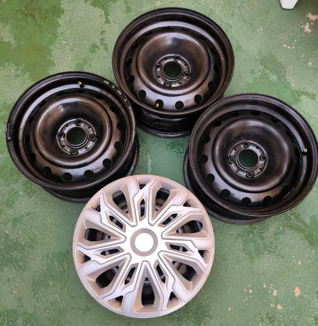 Llantas de acero 15" con tapacubos y tornillería