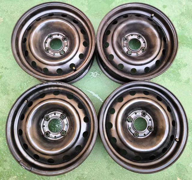 Llantas de acero 15" con tapacubos y tornillería