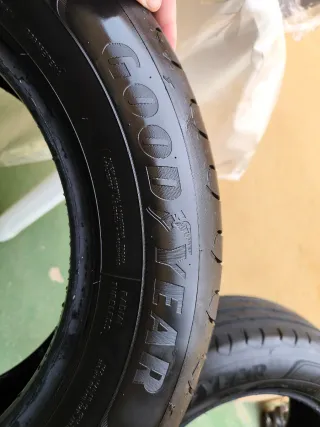 Llantas de acero 15" con neumáticos goodyear 80%
