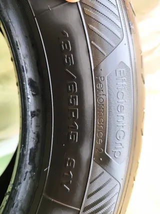 Llantas de acero 15" con neumáticos goodyear 80%
