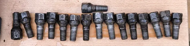 Llantas de acero 15" con tapacubos y tornillería