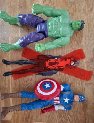 Muñecos Hulk y Capitán América