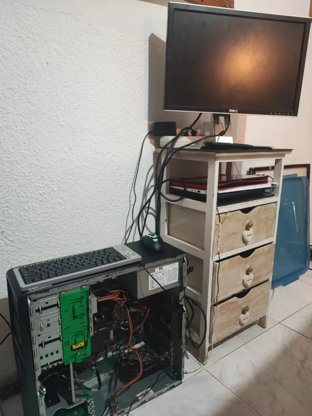 Torre HP con Pantalla Dell