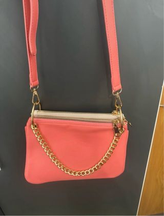 Bolso bandolera coral con cadena dorada