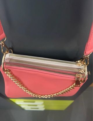 Bolso bandolera coral con cadena dorada