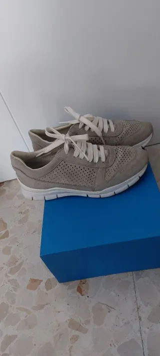 Zapatillas Beige y Blancas