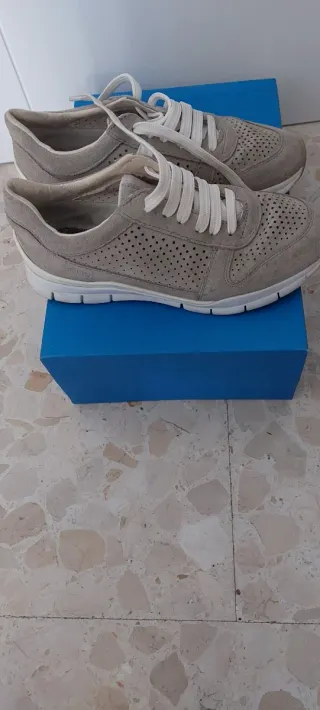 Zapatillas Beige y Blancas
