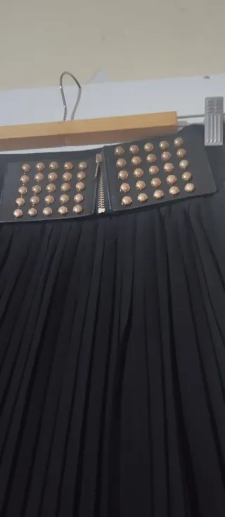 Falda larga negra plisada con cinturón