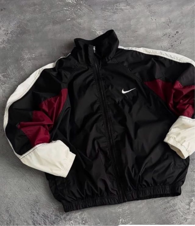 Chaqueta Nike Negra y Blanca