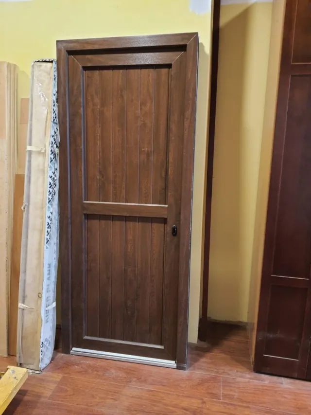 Puerta PVC color nogal