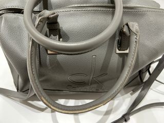 Bolso Calvin Klein gris con bandolera
