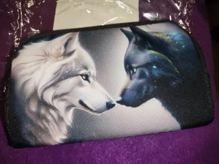 Cartera con diseño de lobos