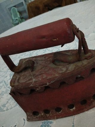 Ferro da stiro a carbone antico