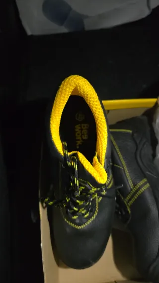 Botas de Seguridad BEEWORK Negras y Amarillas