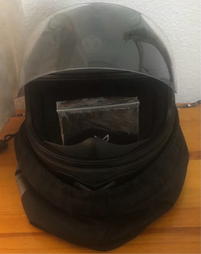 Casco de moto negro con logo