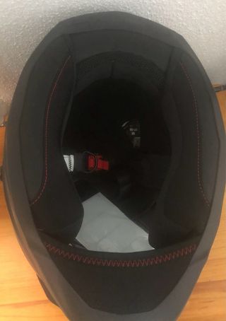 Casco de moto negro con logo