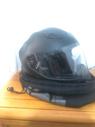 Casco de moto negro con logo