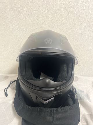 Casco de moto negro con logo