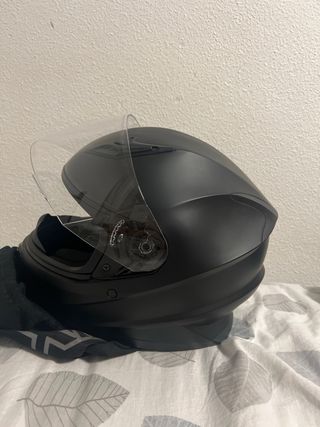 Casco de moto negro con logo