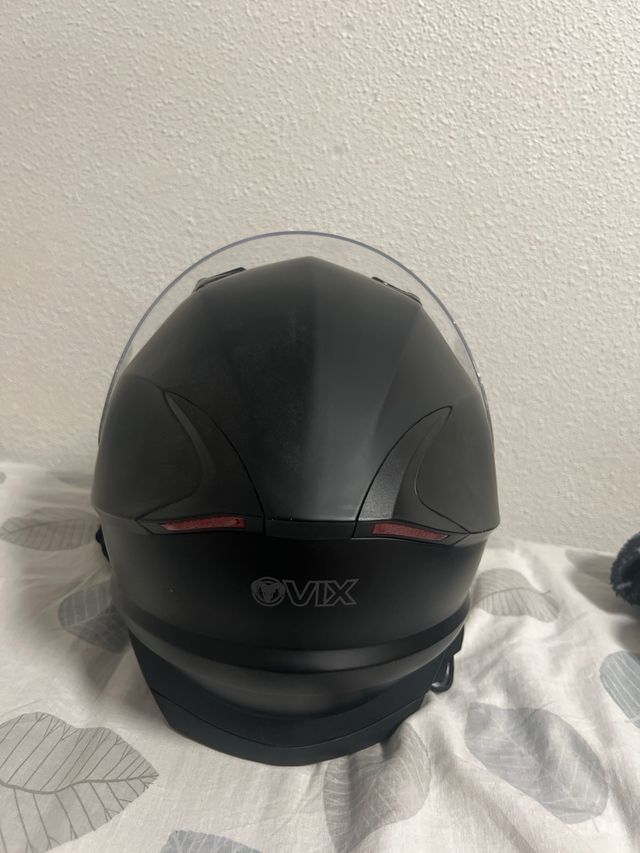 Casco de moto negro con logo