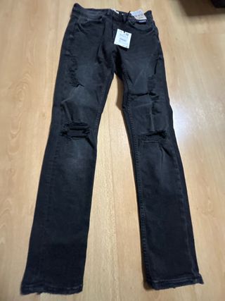 Pantalón vaquero negro desgastado sin usar