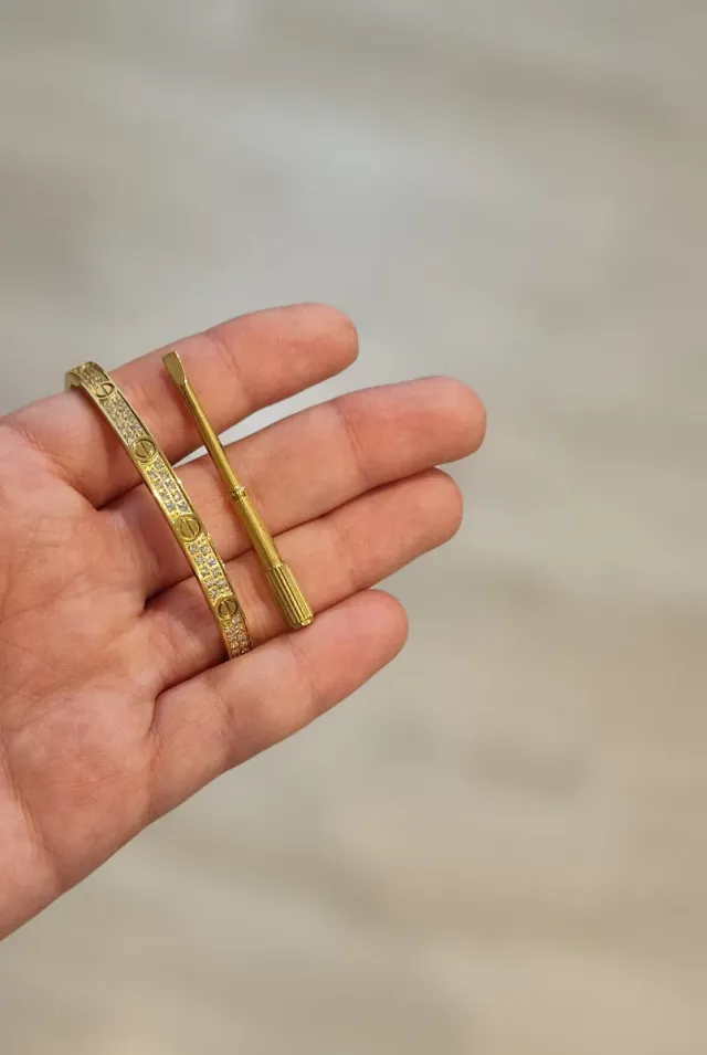 Pulsera moda dorada con herramientas