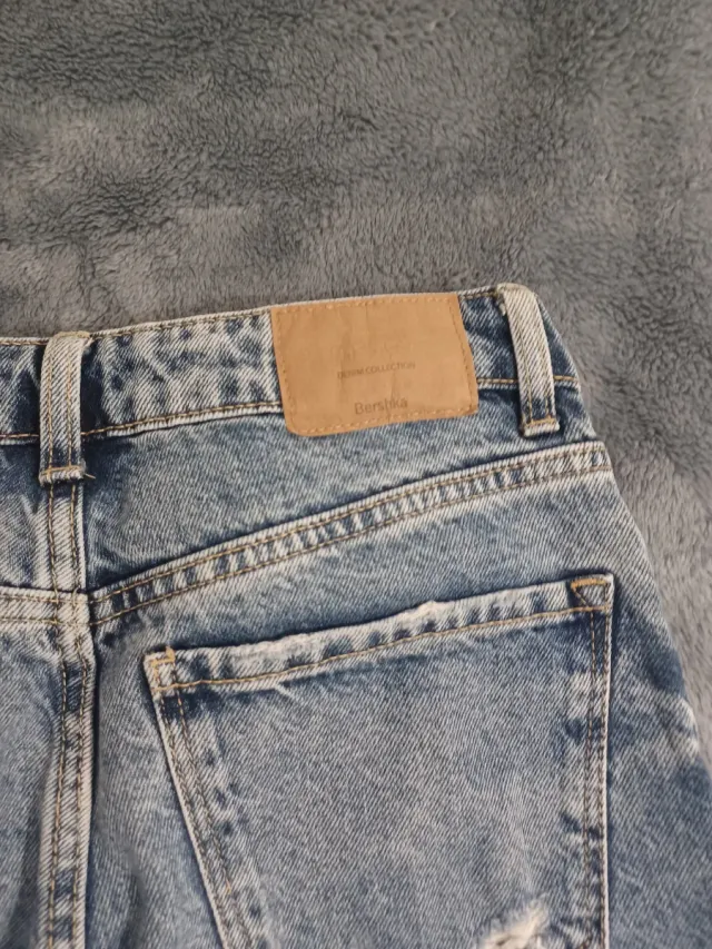 Pantalón vaquero desgastado