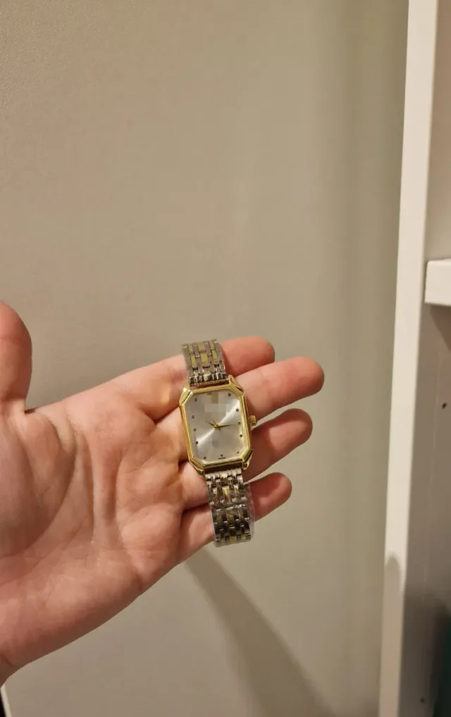 Reloj de pulsera dorado y plateado