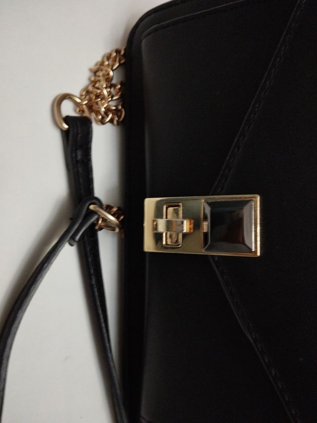 Bolso negro de hombro con cadena dorada
