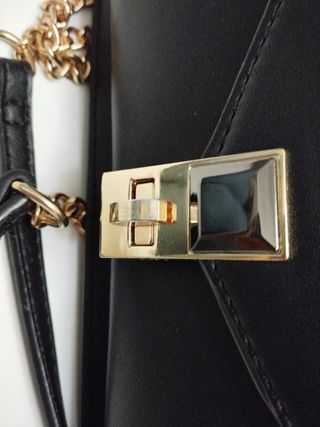 Bolso negro de hombro con cadena dorada