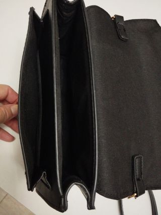 Bolso negro de hombro con cadena dorada