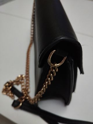 Bolso negro de hombro con cadena dorada