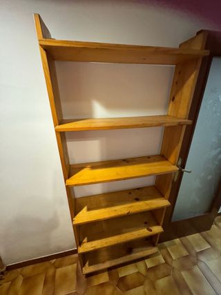 Estantería de madera