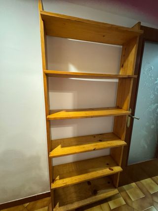 Estantería de madera