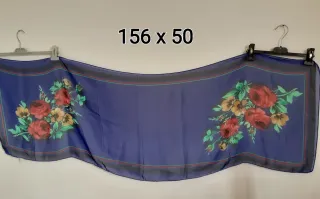 Sciarpa blu con rose rosse e gialle